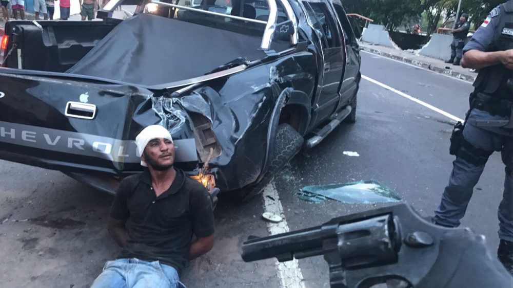 Assaltante capota picape roubada na avenida Brasil e refém pula do