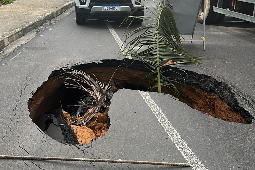 Cratera abre em trecho da avenida Torquato Tapajós e via é interditada