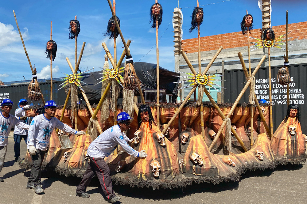 Festival De Parintins Traslados Das Alegorias Para O Bumb Dromo S O