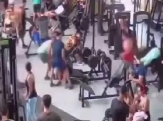 M Quina De Muscula O Desaba Sobre Ombros De Aluno Em Academia No Cear