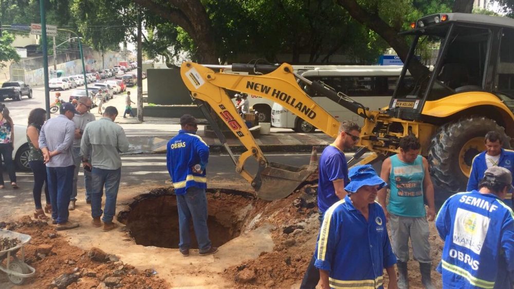 Galeria De Drenagem Rompe Na Getúlio Vargas E Prefeitura Faz Obra