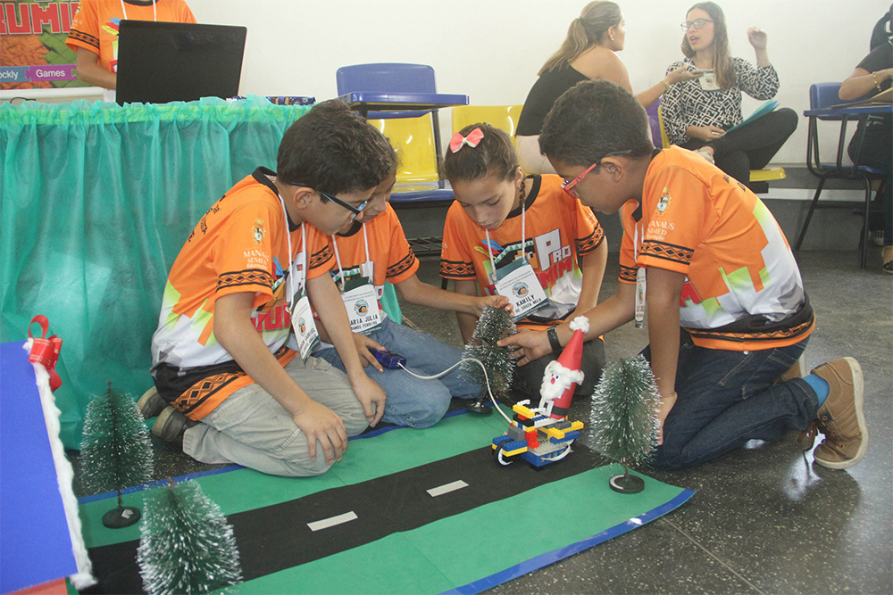 Alunos da rede municipal de Santos mostram talento com jogos, robótica e  programação