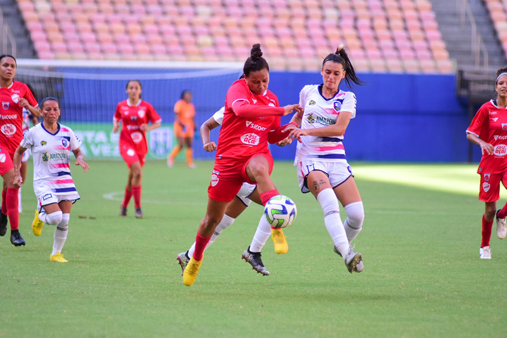 Futebol feminino ainda é predominantemente amador no Brasil